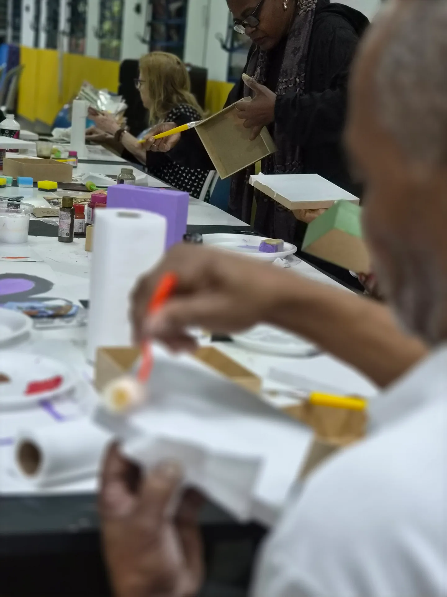 Imagem ilustrativa 7 da notícia: Mês de oficinas - 2º edição - Desenvolve + para pessoas idosas - Oficina de Decoupage